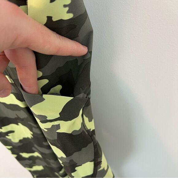 Lululemon Swift Speed High-Rise Tight 28" in green multi | Size 8 - Picture 9 of 16